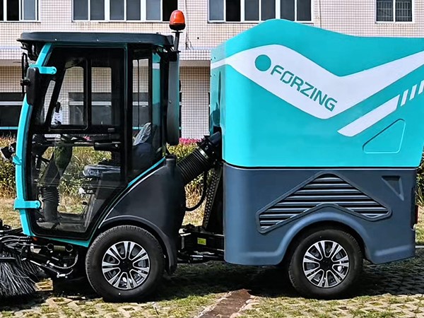 工厂内的狭窄过道、厂区内的绿道，纯电动扫路机都能轻松清扫